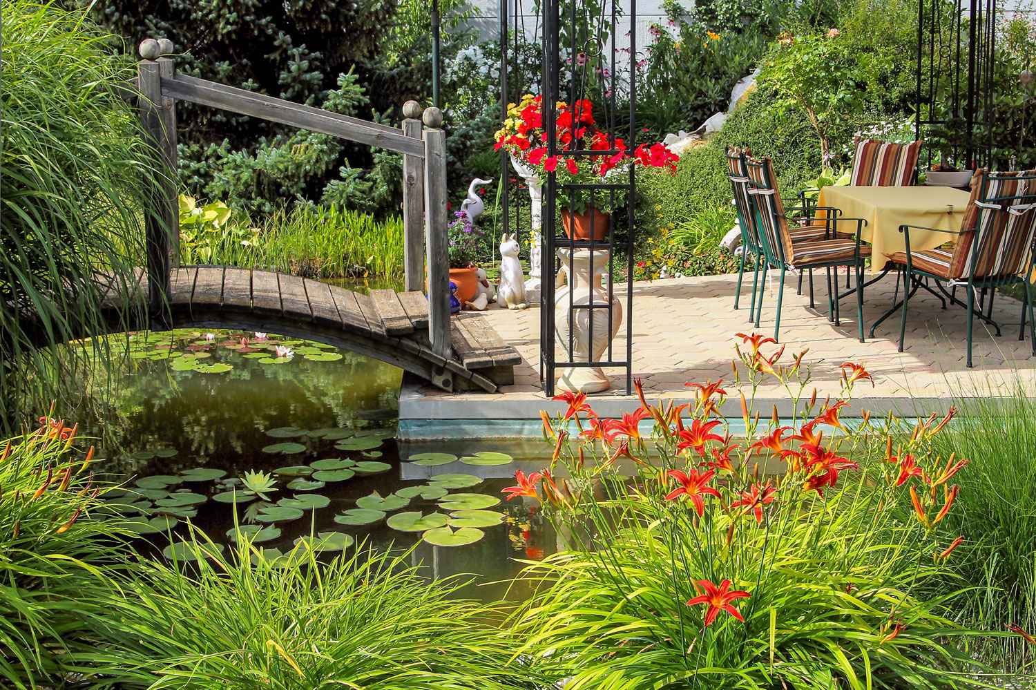 gepflegter Garten mit Teich und Brücke Muenchen